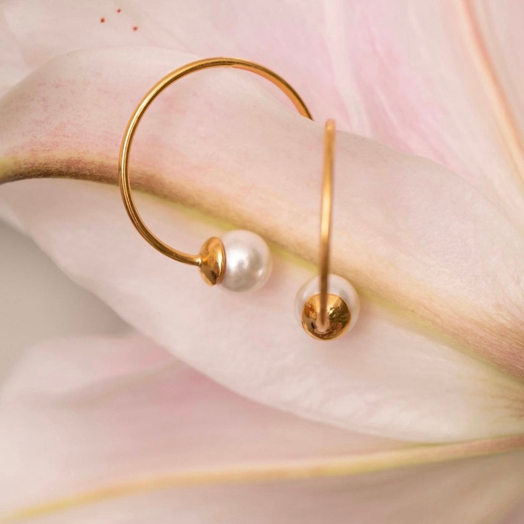 Earhoop shiny gold pl. silver. - medium - fresh water pearl - MISS PEARL